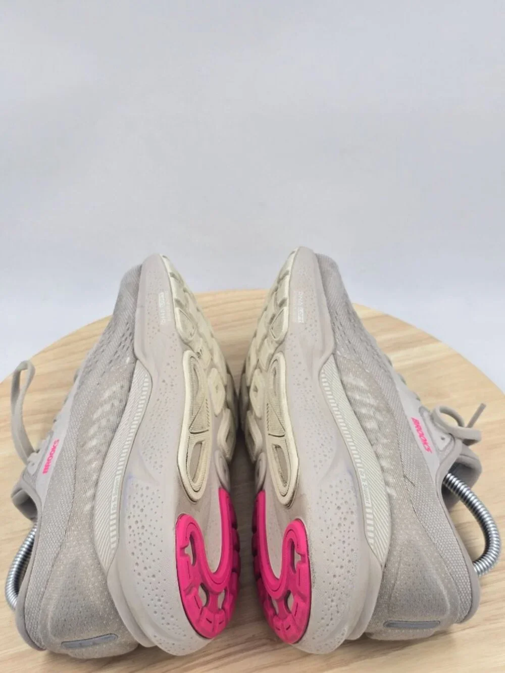 Brooks Adrenaline GTS 24 Womens Coconut Pink Running Athletic Shoes sz 8.5B